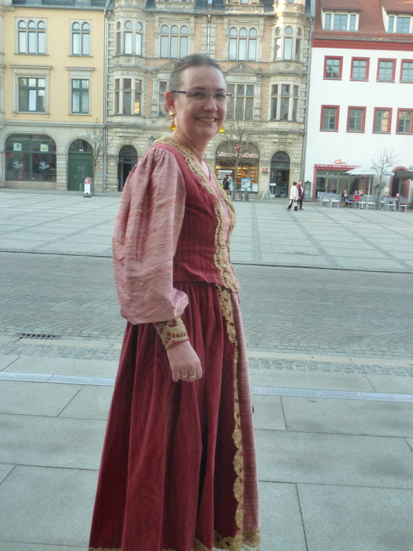 Dr. Ute Haese bei einer erlebnisreichen Stadtführung im Kostüm in Zwickau 'Auf Luthers Spuren'