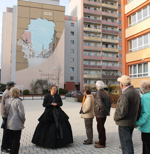 Als Clara Schumann  bei Stadtführungen in Zwickau Ihre Begleiterin: Dr. Ute Haese, Foto:Volksbank Zwickau