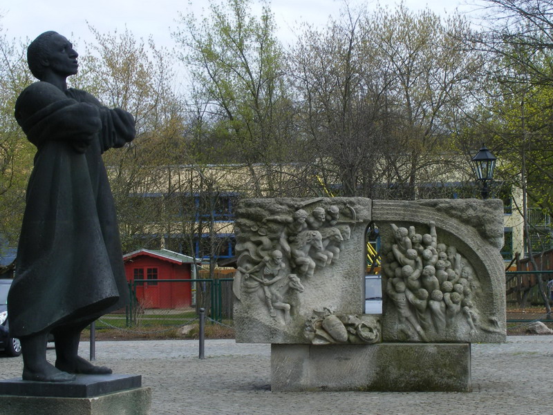 Denkmale für Thomas Münzer und dem Bauernkrieg vor der Katharinenkirche in Zwickau