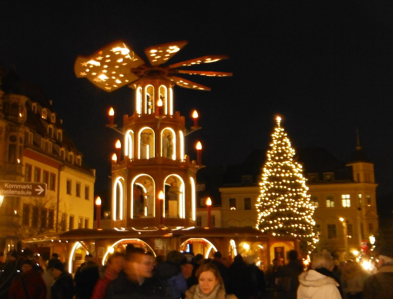 Dr. Ute Haese führt gerne über den wunderschönen Zwickauer Weihnachtsmarkt