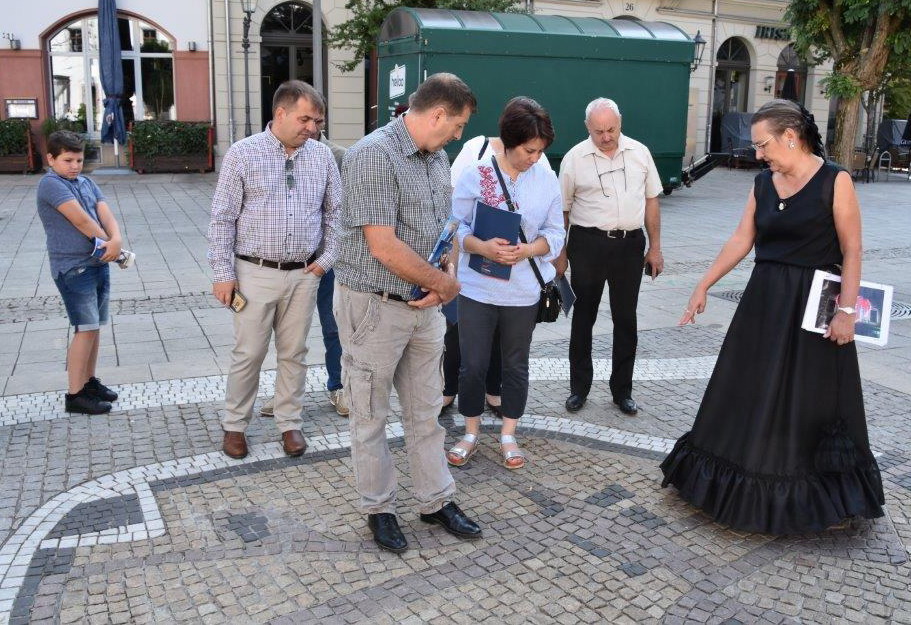 Dr. Ute Haese führt gerne ihre Gäste um das Schumanndenkmal in Zwickau herum und zeigt auch interessante Details